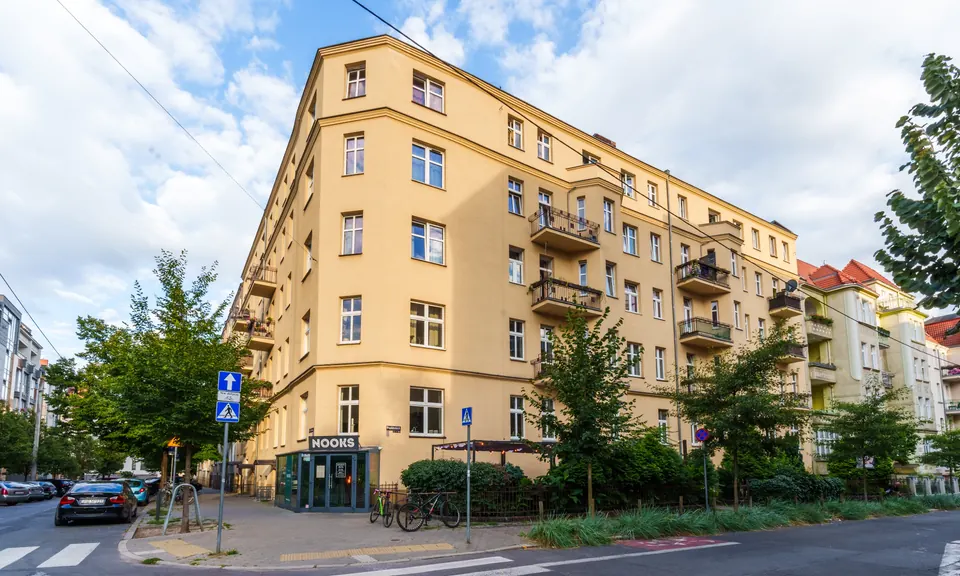 Narożna kamienica przy ul. Poplińskich 1 w Poznaniu