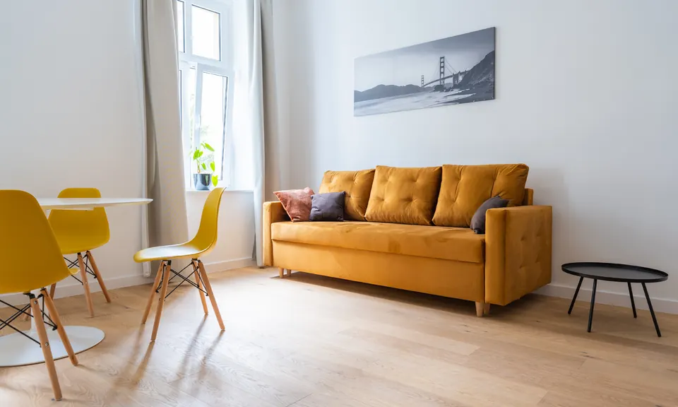 Duża rozkładana sofa w salonie