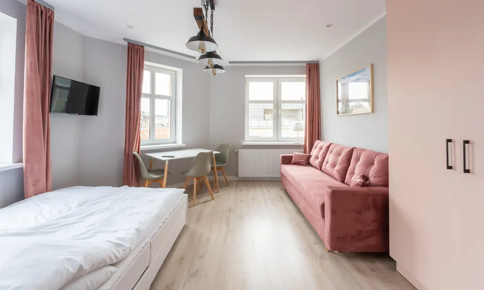 Łóżko, stół i sofa