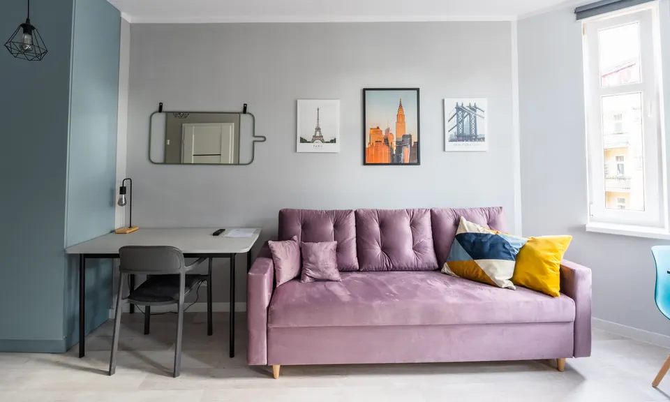 Sofa i stół przy oknie