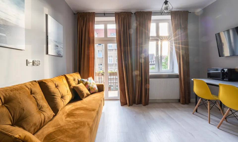Sofa i drzwi na balkon