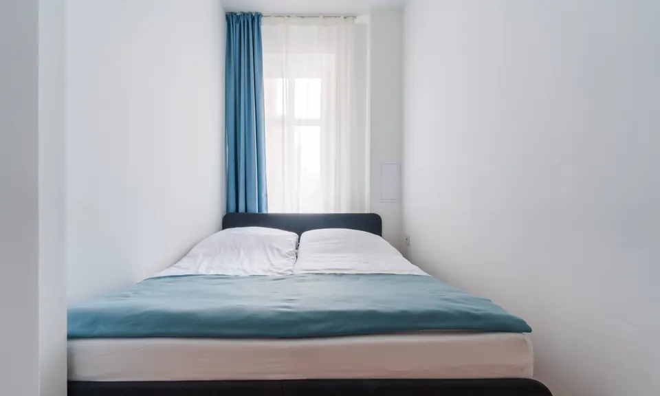 Double bed in the bedroom