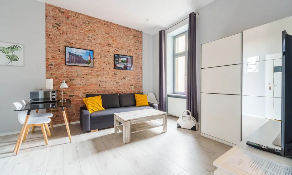 Sofa, stół i duża szafa